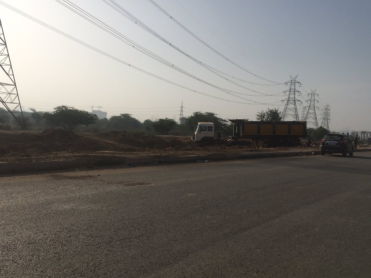 YasheshYadav's tweet photo. डर था वही हुआ, हालाँकि किसी जान-माल के नुक़सान की सूचना नही है, @NHAI_Official के अस्त-व्यस्त इंतज़ाम के चलते आज बीती रात हादसा हुआ #Sector84 में
ड्राइवर ने #DwarkaExpressway /लोगों को बचाने के लिए भरे ट्रक को डेढ़ फ़ीट ऊँचे डिवाइडर पर चढ़ा बढ़्ढ़े में कूदा दिया
@nitin_gadkari https://t.co/Rv2umMBFIi
