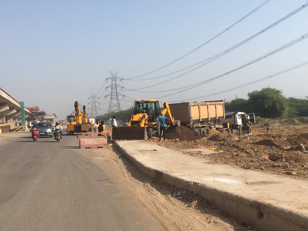 YasheshYadav's tweet photo. डर था वही हुआ, हालाँकि किसी जान-माल के नुक़सान की सूचना नही है, @NHAI_Official के अस्त-व्यस्त इंतज़ाम के चलते आज बीती रात हादसा हुआ #Sector84 में
ड्राइवर ने #DwarkaExpressway /लोगों को बचाने के लिए भरे ट्रक को डेढ़ फ़ीट ऊँचे डिवाइडर पर चढ़ा बढ़्ढ़े में कूदा दिया
@nitin_gadkari https://t.co/Rv2umMBFIi