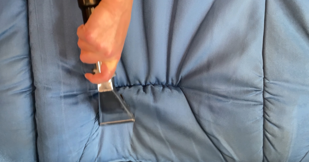 Polsterblitz's tweet photo. Unser Sofareiniger in München bei der Arbeit #Video #Sofareinigung https://t.co/RmMLjrb5GT https://t.co/6cqEkWa5iD