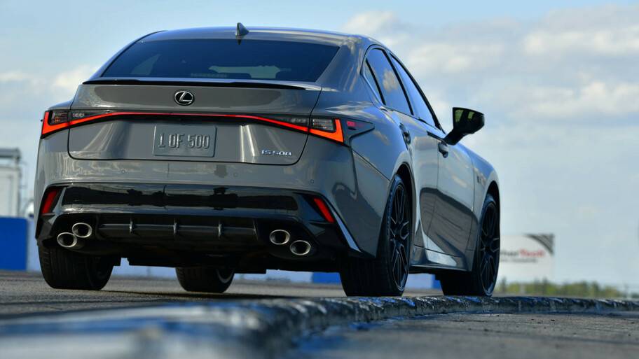 Autocosmos's tweet photo. Conoce al nuevo @Lexus_Mex #IS500F #SportPerformance 😎 Limitado a 500 unidades, es impulsado por un motor V8 5.0L aspirado que entrega 472 caballos de fuerza y una aceleración de 0 a 96 km/h en solo 4.5 segundos 🔥 👉 https://t.co/QQAT6bxI4h https://t.co/B7I4pdO3fB