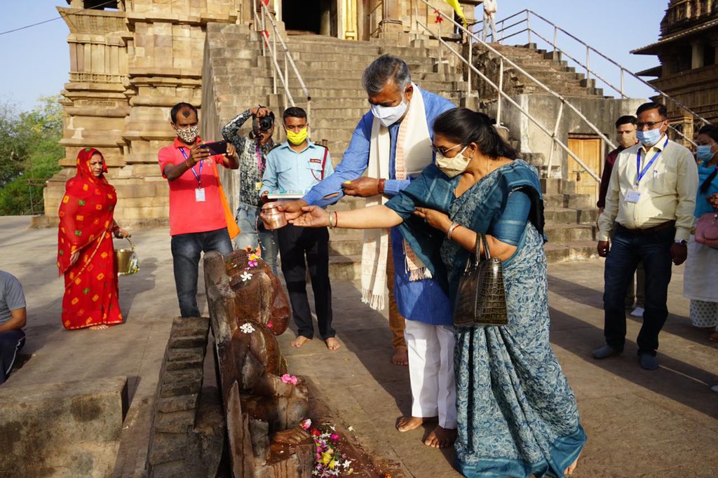 prahladspatel's tweet photo. खजुराहो के पश्चिमी समूह के श्री मंतगेश्वर महादेव का सपरिवार अभिषेक कर खजुराहो के वैभव पुनः लौटाने की प्रार्थना की @PMOIndia @AmitShah @JPNadda @incredibleindia @MinOfCultureGoI @tourismgoi @BJP4India @BJP4MP @ASIGoI https://t.co/vpSR7oazmy