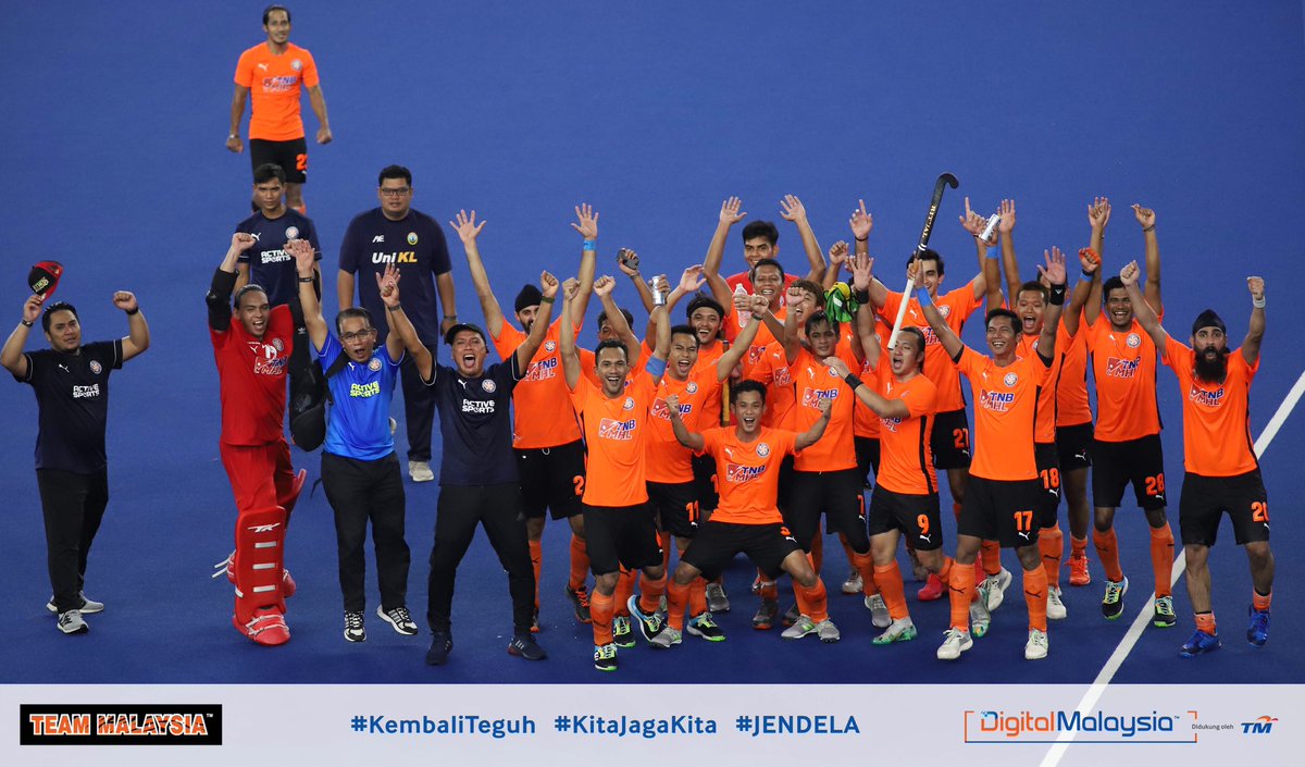 UnifiSports's tweet photo. Tahniah buat pasukan @UniKLHockey yang berjaya meraih kejuaraan hatrik #TNBMHL semalam selepas menewaskan pasukan Maybank 1-0. 

Power betul ni dah 3 tahun berturut-turut champ! 🏆 #KamiTeamMalaysia #KitaJagaKita https://t.co/EHfNFBVQhQ