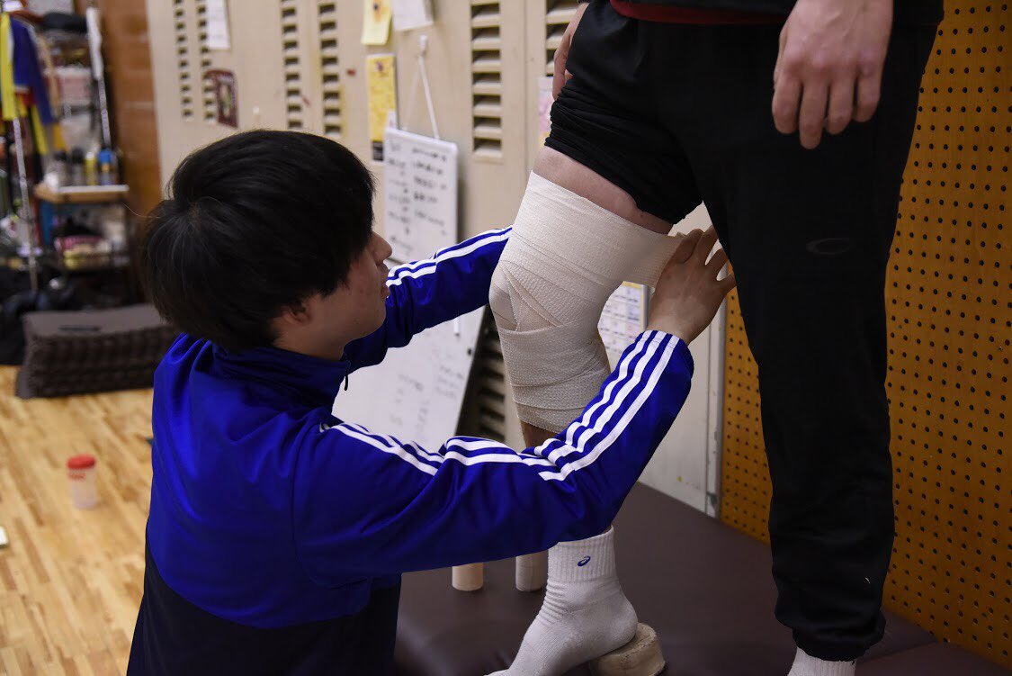 waseda_hand's tweet photo. 【学生トレーナー募集中！】
早稲田大学ハンドボール部は学生トレーナーを募集しています。
学生トレーナーは選手のケア（テーピング、マッサージ）やトレーニングメニューの考案を行っています。
未経験者の方でも大歓迎です。
興味のある方はDMからご連絡ください！
#wasedahandball
#春から早稲田 https://t.co/QrHcwTYKNn
