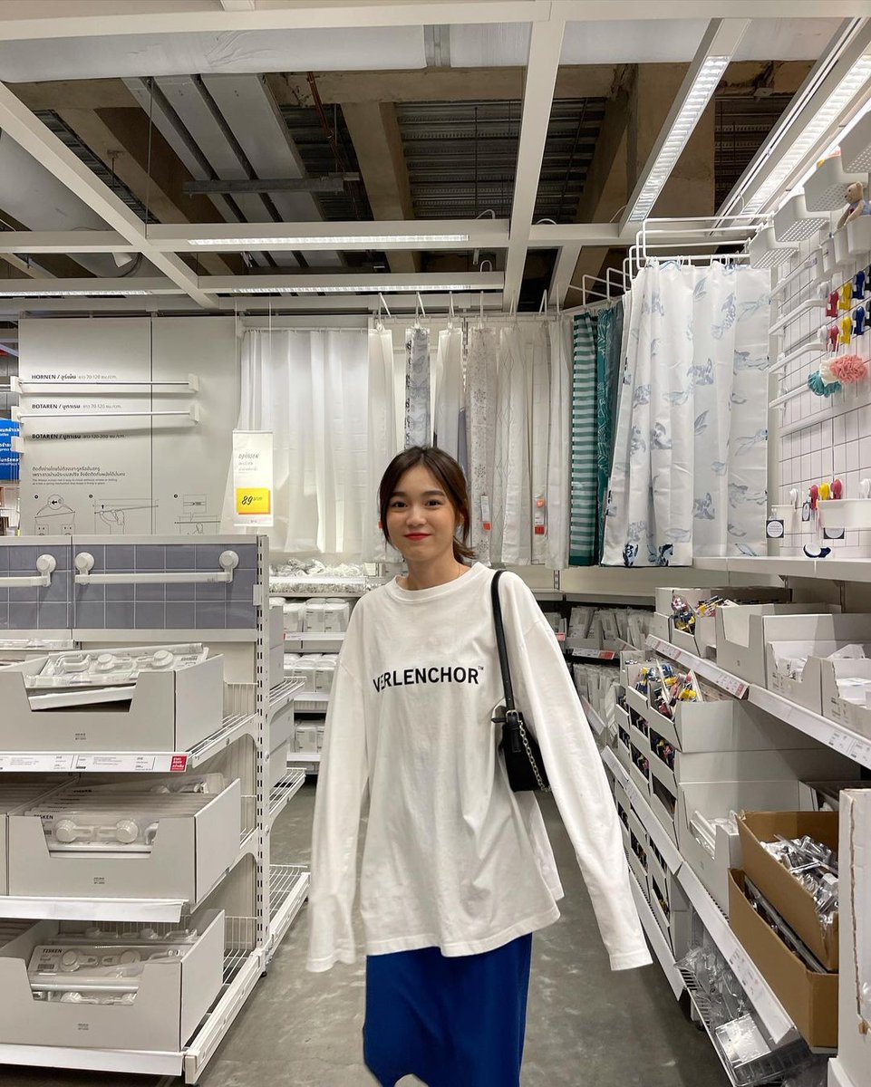 pattraneit's tweet photo. do you know what brand i am using? yes this is 𝐕𝐄𝐑𝐋𝐄𝐍𝐂𝐇𝐎𝐑, a brand owned by phi Guns. this shirt is very comfortable to wear, phi Guns have to pay me for this promotion 555 https://t.co/Qs7ACbqnsM