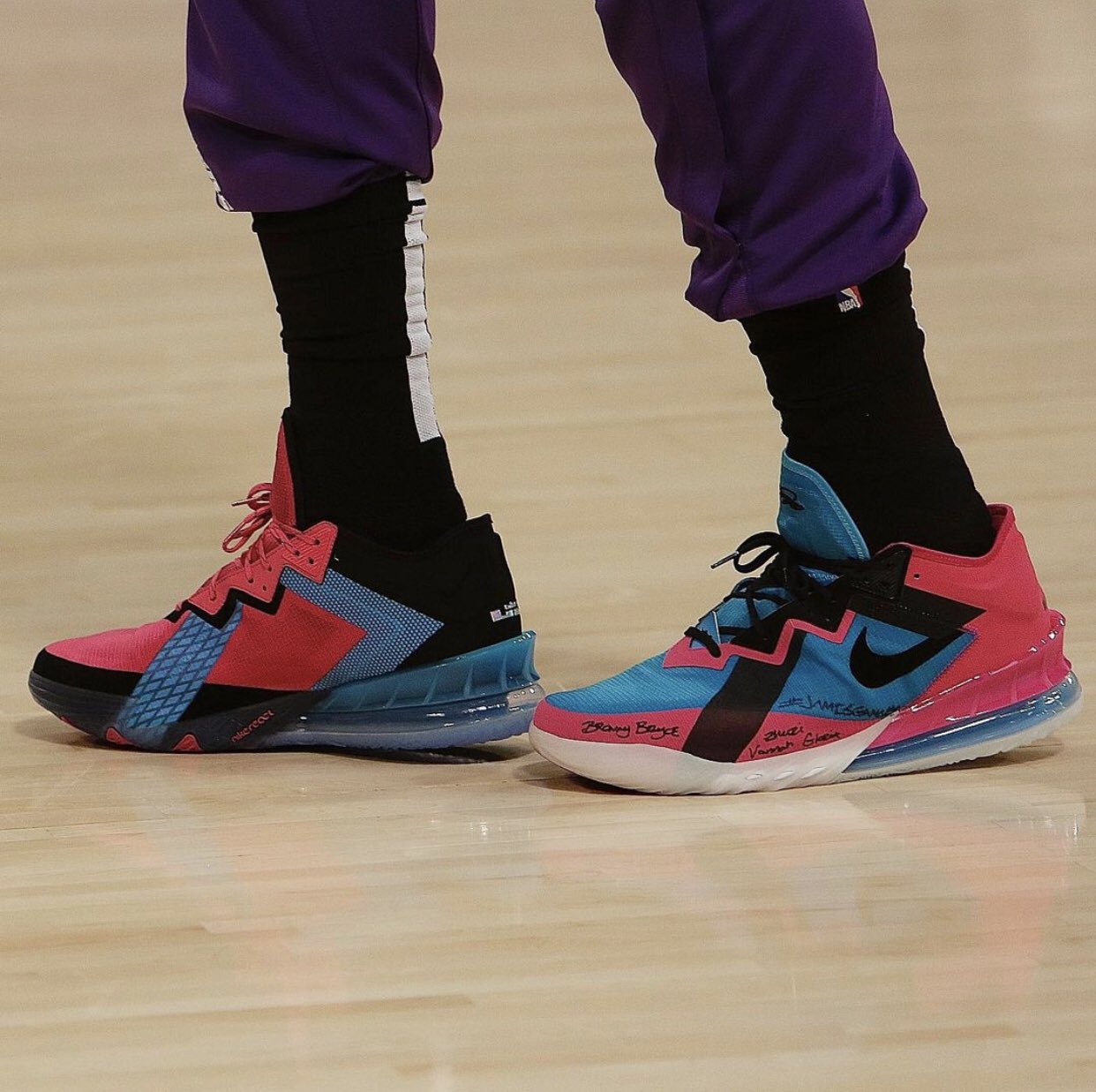 Lebron hotsell 18 tenis