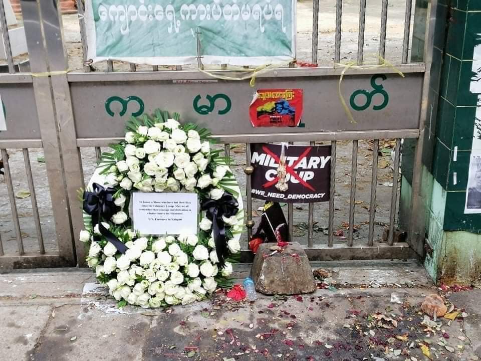 MayPyaeSoneHte1's tweet photo. 26 Mar, Yangon 
INTERNET DARK ERA

US embassy laid a funeral wreath at memorial place where Nyi Nyi ,a protester has fallen as he was shot by Junta’s soldiers n hours later, soldiers stole the funeral wreath!! How shameless their behaviour is!

#Mar26Coup
#WhatsHappeningInMyanmar https://t.co/P7mrEeBv2N