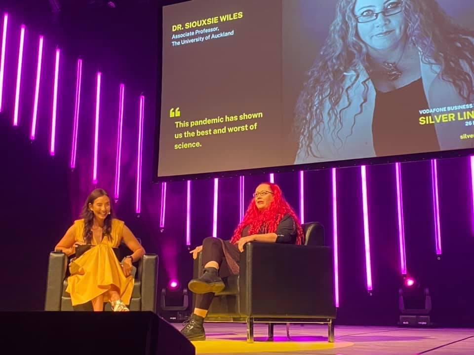 SilverLiningsNZ's tweet photo. The good and the bad of #science communication - thanks @SiouxsieW for sharing your honest journey of resilience during COVID so openly with @medickinson  at #SilverLiningsNZ https://t.co/MusRV5RoGO