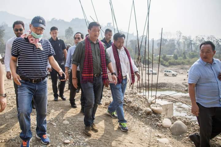 MyGovArunachal's tweet photo. #HCM @PemaKhanduBJP explored the road construction of Miao-Vijaynagar road (towards Myanmar border) yesterday and investigated the construction of the RCC bridge over #Mpen river. Pema Ji also mentioned that the road will be completed by March, 2022.
#ArunachalPradesh https://t.co/5KaOSFpaee