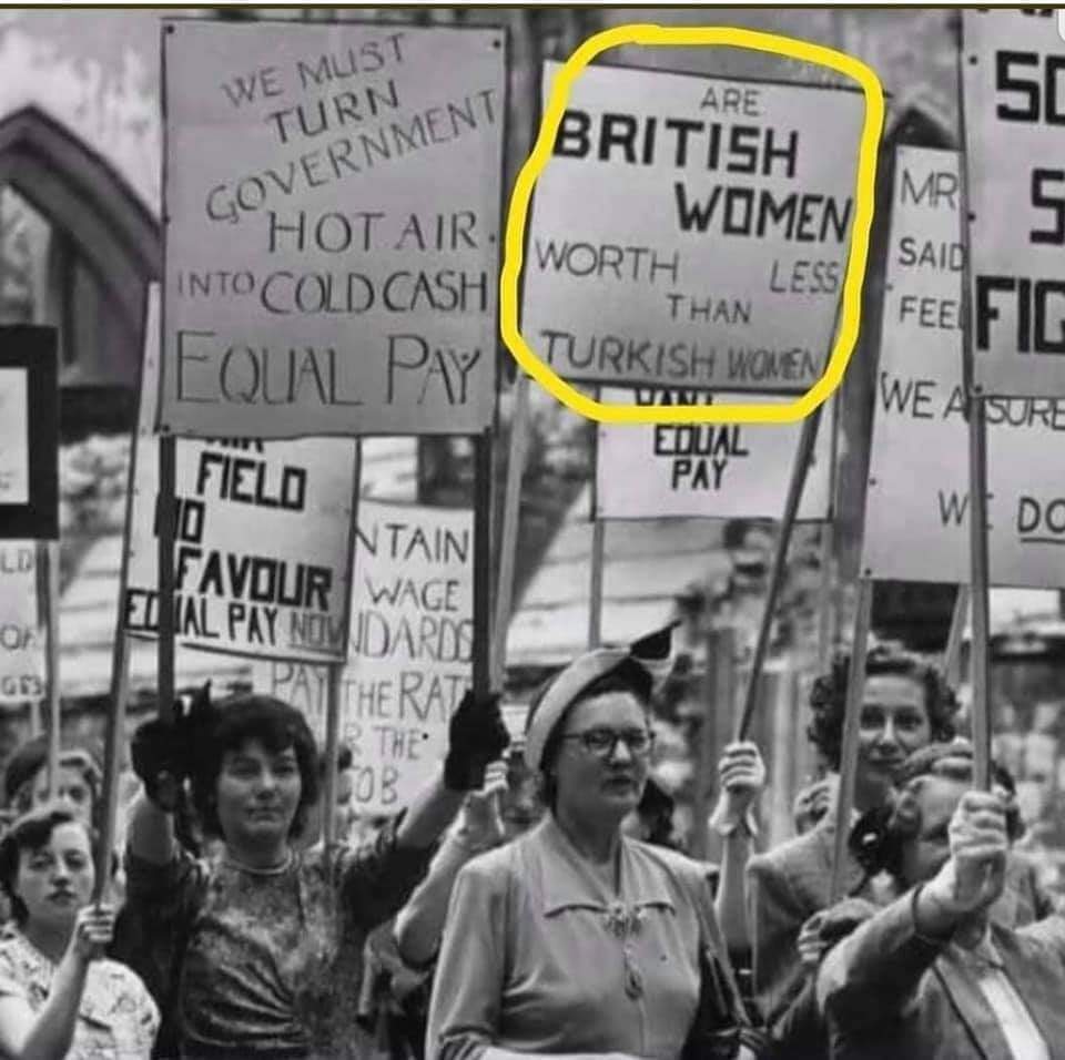 SEMRATOPCU1's tweet photo. Günaydın,
1969 yılına ait bir fotoğraf; 
İngiltere'de eşit işe eşit ücret mücadelesi sürmektedir, ”Britanyalı kadınlar, Türk kadınlarından daha mı değersiz”
demişlerdir çünkü Türkiye kadın hakları açısından o sırada daha ileridedir. 
Hey gidinin Türkiye'si... https://t.co/4R9abx6wLW