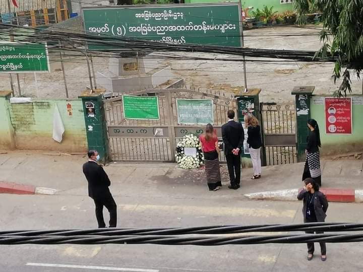 KathIris20's tweet photo. US embassy laid a funeral wreath at memorial place where Nyi Nyi ,a protester has fallen as he was shot by Junta’s soldiers n hours later, soldiers stole the funeral wreath!! How shameless their behaviour is!

INTERNET DARK ERA
#WhatsHappeningInMyanmar
#Mar26Coup https://t.co/cDFxbIWAnJ
