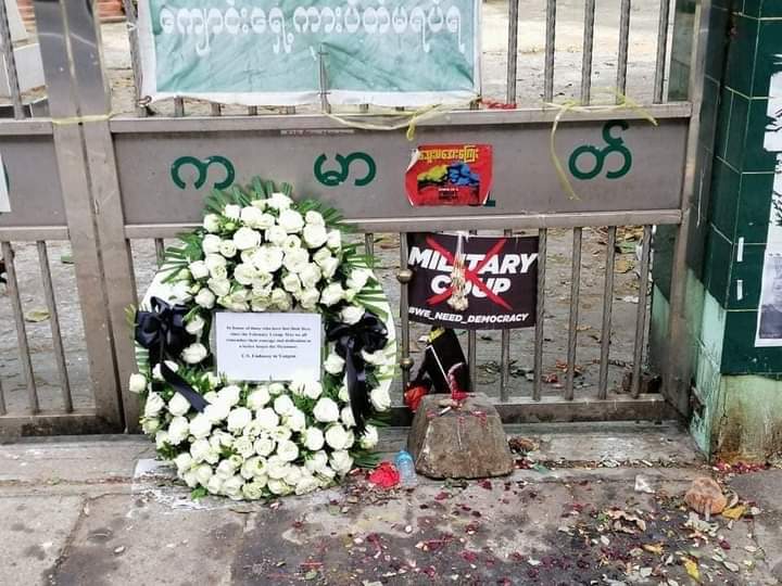 KathIris20's tweet photo. US embassy laid a funeral wreath at memorial place where Nyi Nyi ,a protester has fallen as he was shot by Junta’s soldiers n hours later, soldiers stole the funeral wreath!! How shameless their behaviour is!

INTERNET DARK ERA
#WhatsHappeningInMyanmar
#Mar26Coup https://t.co/cDFxbIWAnJ