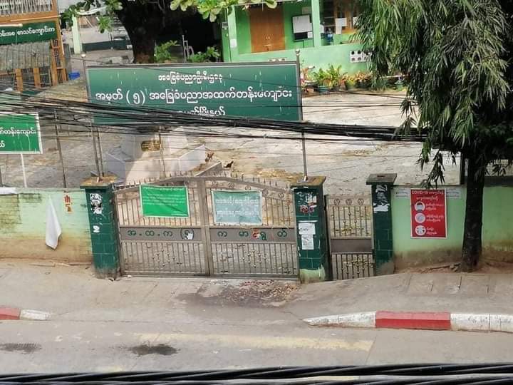 KathIris20's tweet photo. US embassy laid a funeral wreath at memorial place where Nyi Nyi ,a protester has fallen as he was shot by Junta’s soldiers n hours later, soldiers stole the funeral wreath!! How shameless their behaviour is!

INTERNET DARK ERA
#WhatsHappeningInMyanmar
#Mar26Coup https://t.co/cDFxbIWAnJ