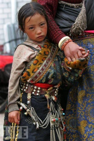 チベットの民族衣装の着こなしがとても素敵だと思う。右袖を通さず肩を