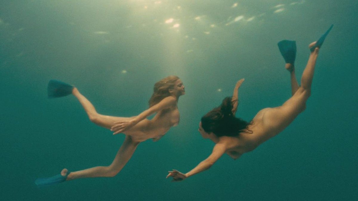 Piranha 3D(2010) Underwater Nude Babes Swimming Appreciation Tweet. pic.twi...