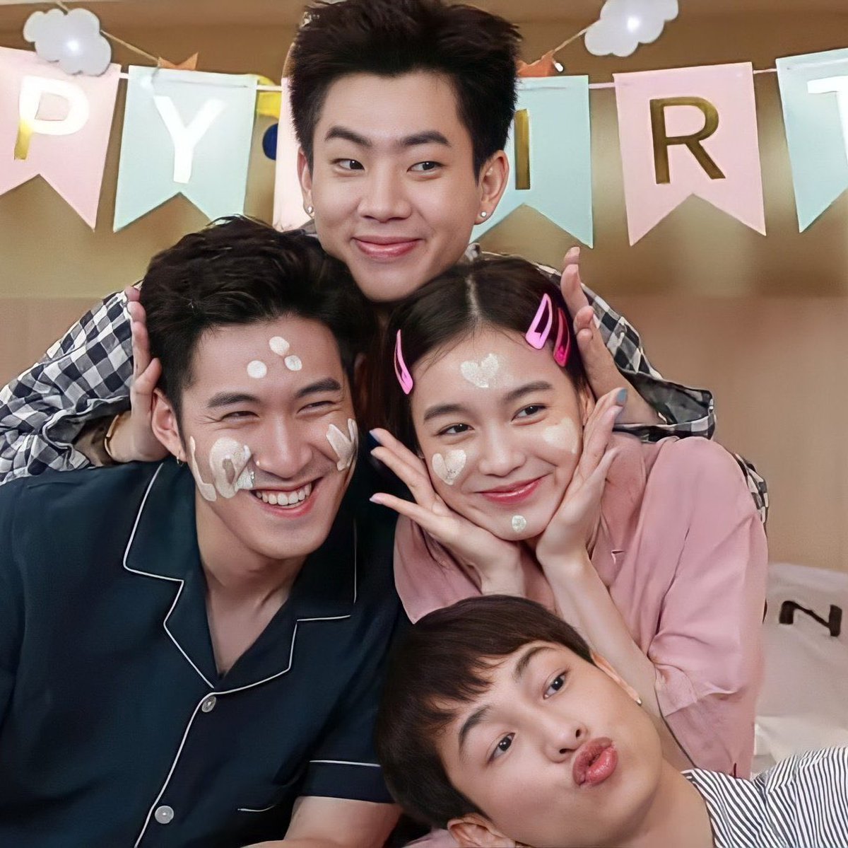 pattraneit's tweet photo. Thankyou soooー much to phi Off and phi Gun who have given the opportunity for us to be in this vlog. You guys are so funny.. anyw get well soon for my boi @gunsemail 💗🏹. Its kinda cute when you have trouble to walking, but don't worry! I will always help you 555 https://t.co/Lhq9zTjuSu