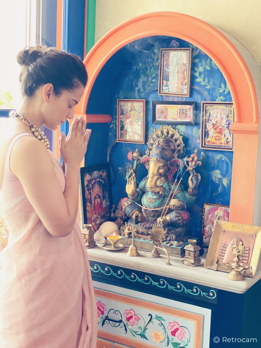 KanganaTeam's tweet photo. It was a very short trip home, now leaving for Jaisalmer for #Tejas shoot, distressed to see COVID cases rise everywhere, praying for everyone’s well being .... also thank you for all for all the love and kindness bestowed upon #ThalaiviTrailer https://t.co/HOqehIE8Hd