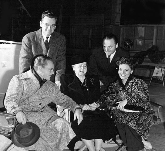 Carolyn Cagney with her children, James, Edward, William and Jeanne, 1942... #JamesCagney