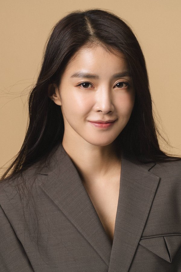 #LeeSiYoung reportedly cast for #LeeSooYeon’s drama <#Zero(0)> along with #SeoKangJoon, #ChunWooHee and #KimMooYeol.

Movie #TheDivineMove2’s Lee Khan will be the director.