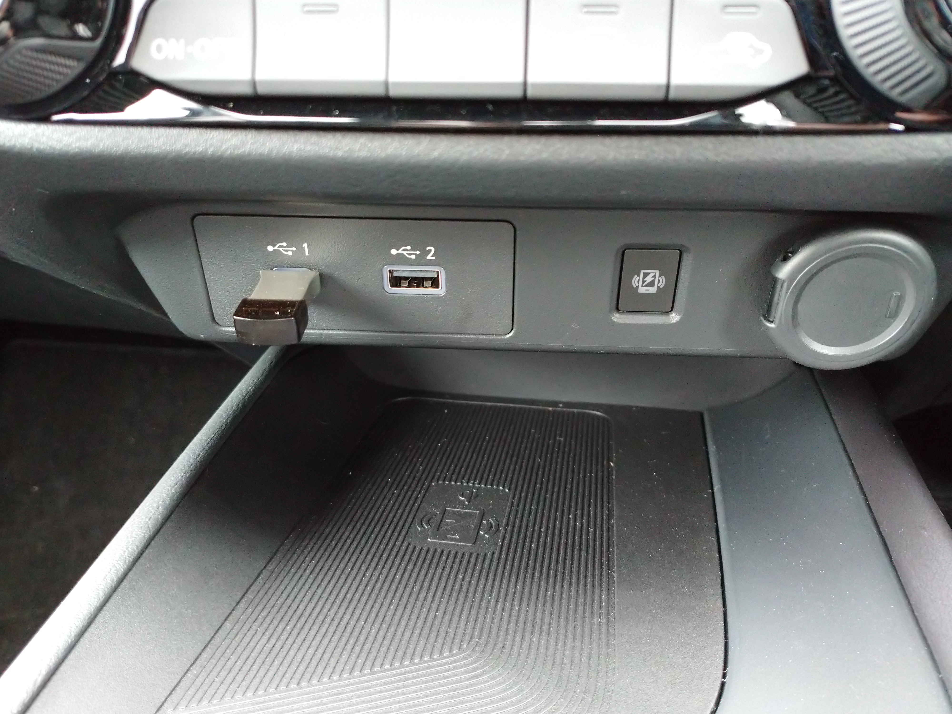 E13user Usbメモリで音楽聞いてるけど ちょいちょい認識が外れている 常時usbだけ使ってたらいいのかもしれないけど 時々bt Audioとかfm聞いたりするとusb認識してくれなくなるの その都度抜き差ししないといけないので Usbジャックそのうち壊れちゃう