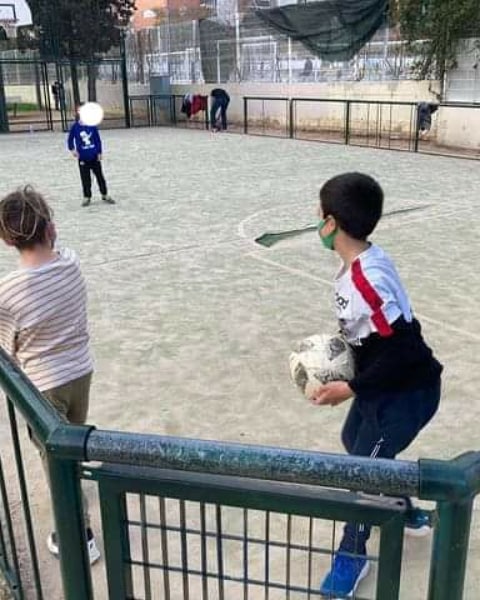 AvCanyars's tweet photo. 🏀Parc del Xiprés ⚽

🗣️ Volvemos a reclamar, vía registro, la necesidad urgente de arreglar la pista infantil del #ParcdelXiprés 🚧

@AjCastelldefels ahora sois #RESPONSABLES ante cualquier lesión que lamentablemente se acabe haciendo algún niñ@. 

#castelldefels 
@Nicocerpaf https://t.co/jOW1ux6hAh