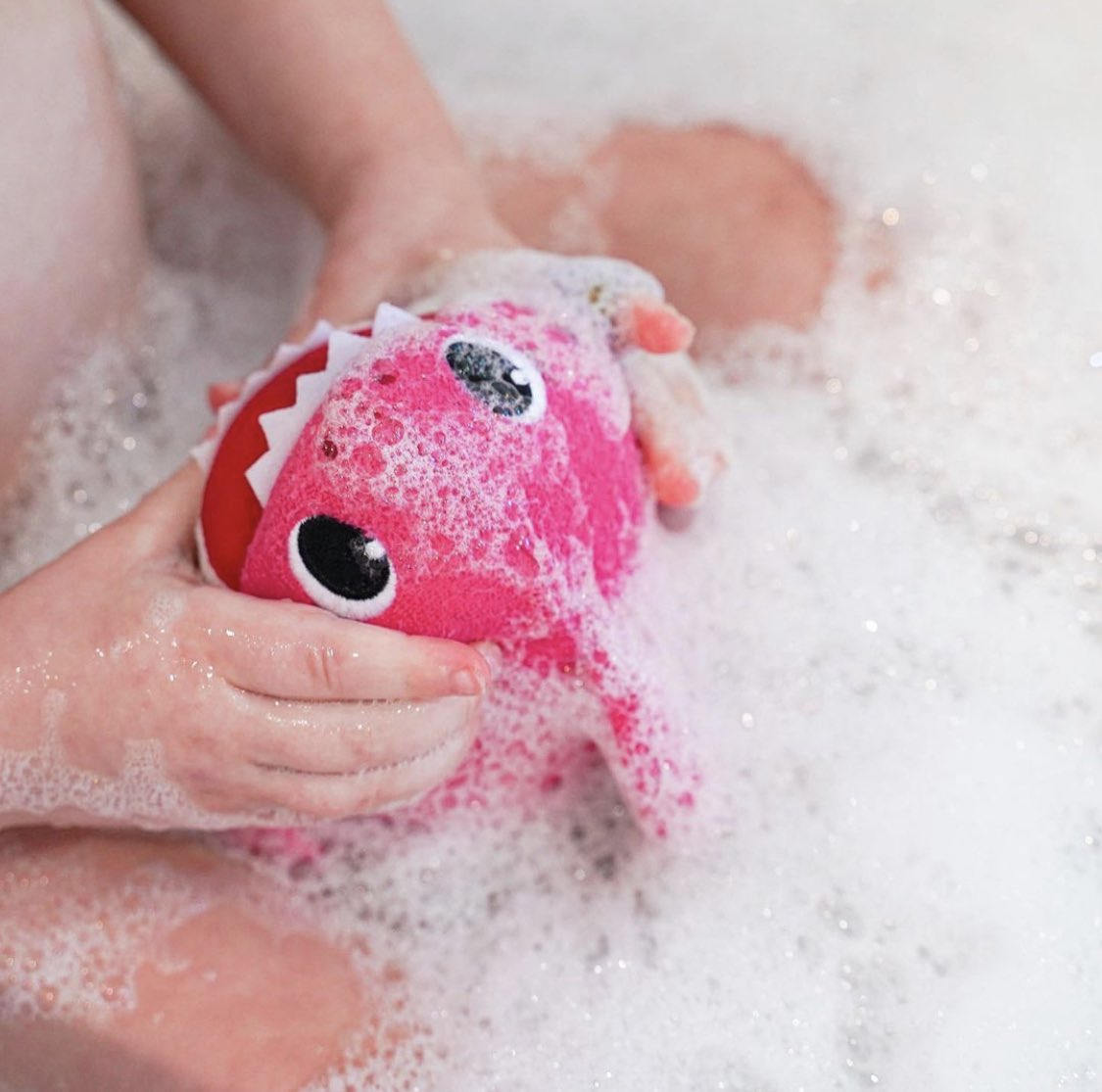 "Coco absolutely loves her #SoapSox #MommyShark. We just put some soap inside and she gets to play with her #shark while she gets squeaky clean. Sorry if the song is now stuck in your head 🤣🦈" - @ourlifeinasquare
#babyshark
#goodcleanfun