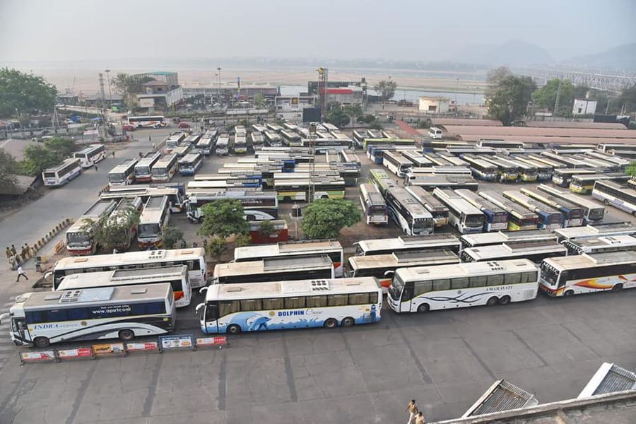 cpimspeak's tweet photo. Bandh is total in Andhra Pradesh! All political parties except the BJP extended support to the #BharatBandh. @apcpim state secretary P Madhu and CPI state secretary Ramakrishna were among leaders at the protest in front of the Vijayawada bus stand.
#आज_भारत_बंद_है https://t.co/jCwGLn6UHb