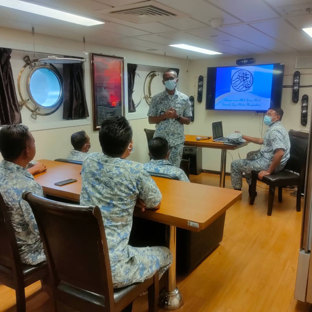 NatHydroCentre's tweet photo. Leadership by Example.
PWM PHN, PW I PRL @IrwanFairoz menyantuni Warga LLP @KD_Perantau. Sesi perjumpaan dan peringatan kepada warga kapal memfokuskan isu-isu berkaitan Disiplin, Moral dan Kebajikan Anggota.
#NavyPeople
#WorldClassNavy https://t.co/HdzfLtC0CC