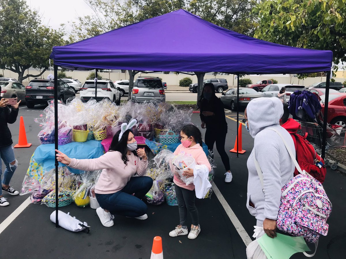 <a href="/WalkerEagles/">Walker Elementary</a> took another step towards being ready for on-site learning today! <a href="/LaChica_Sports/">LaChica Sports</a> hosted a #BacktoSchool egg-stravaganza with school and sports ⚽️ giveaways.  All of this in honor of #MiraMesa community legend John La Chica! #betterSD <a href="/sdschools/">San Diego Unified</a> #experienceSUCCESS