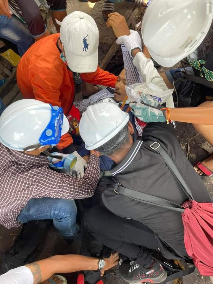 မြိတ်မြို့ (၂) ယောက်ထိ 
(၁) ယောက်ကျဆုံး
တယောက်က ခေါင်းထိ
နောက်တယောက်ဝမ်းဗိုက်ထိ

သပိတ်စစ်ကြောင်းမှာ ပစ်နေတယ်သိရ

In Myeik, one person was killed and another was seriously wounded by a military terrorist group

12:40 PM
26.3.2021
#Myeik
#WhatsHappiningInMyanmar
#MilitaryCoup
Crd