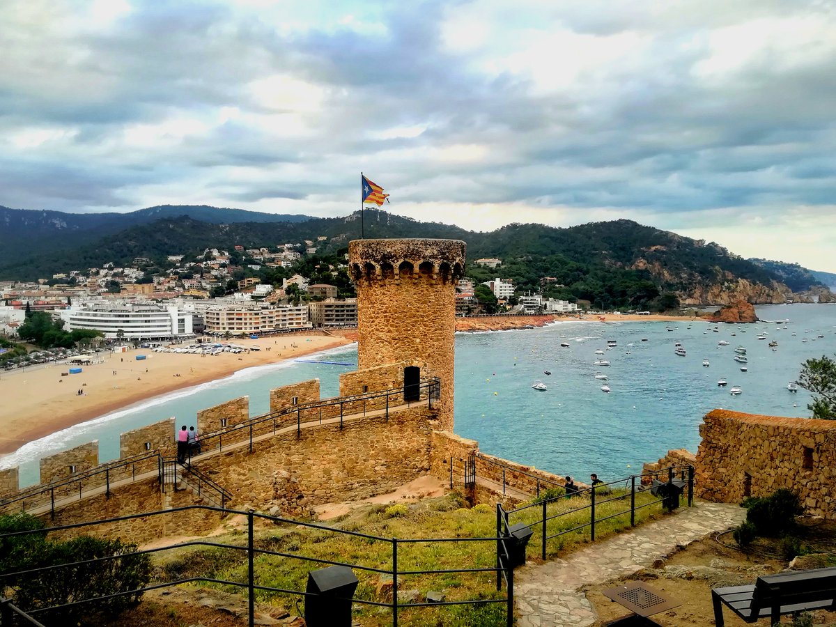 Descubrelacosta's tweet photo. TOSSA DE MAR
Castillo desde el cual tenéis unas vistas impresionantes de #Tossa. Un paseo que os enamorará seguro. Callejones con restaurantes, caminos estrechos, casitas con encanto. Es como si te adentraras en un pueblo medieval. ¿Os animais a subir? #CostaBrava https://t.co/sG2t0rcs9H
