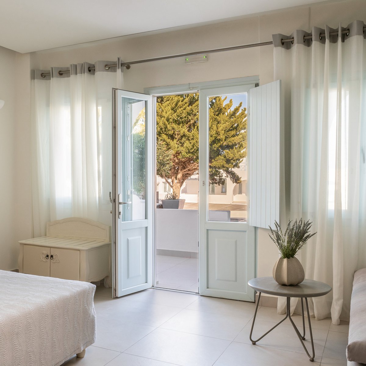 ElGreco_Resort's tweet photo. While we are getting ready to welcome you for this summer, get a taste of our brand new Deluxe rooms!
@KD_Hotels #santorini #resort #hotel #greece #HoneyMoon #interior #interiordesign #hospitality #passionpassport https://t.co/AYrUrky6Bq