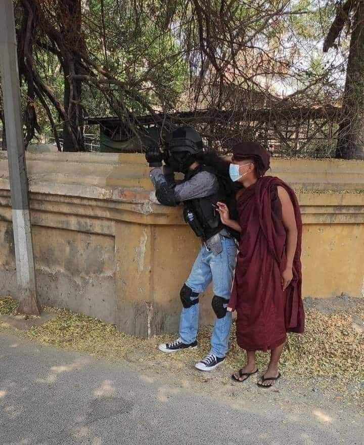 TheingiMay's tweet photo. GEN ZEE AND MYANMAR MONK 

#WhatsHappeningInMyanmar https://t.co/tv2Ayp9w1e