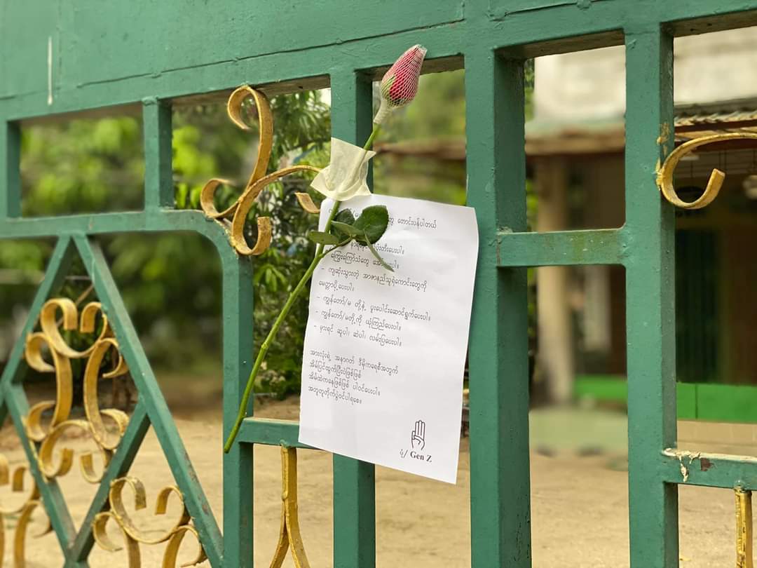 kshsandar's tweet photo. Lovely idea #Myanmar Gen Z #Insein stick a rose and a letter on the fence of their neighbors requesting them to:
- Bang pans and pots every night
- Call out chants for freedom and democracy
- Believe, Guide, Fight together with them
#WhatsHappeningInMyanmar
#Mar26Coup https://t.co/c6FKOQeqd4