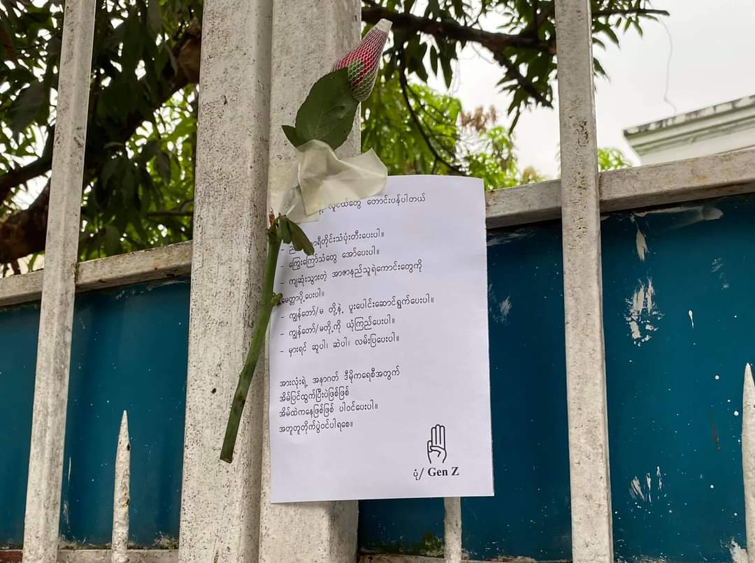kshsandar's tweet photo. Lovely idea #Myanmar Gen Z #Insein stick a rose and a letter on the fence of their neighbors requesting them to:
- Bang pans and pots every night
- Call out chants for freedom and democracy
- Believe, Guide, Fight together with them
#WhatsHappeningInMyanmar
#Mar26Coup https://t.co/c6FKOQeqd4