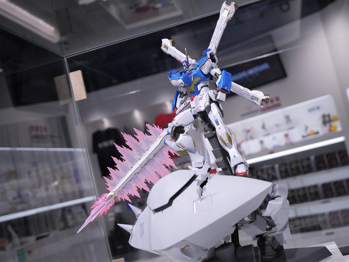 Tamashii Nations Tokyo Tnt展示情報 本日3月26日 金 16時より魂ウェブ商店にて受注開始 Metal Build クロスボーン ガンダムx3 を1fメインフロアにて展示中 詳細は T Co Lqymovy2hg Tn Tokyo Mb10th メタルビルド10周年 Cb G