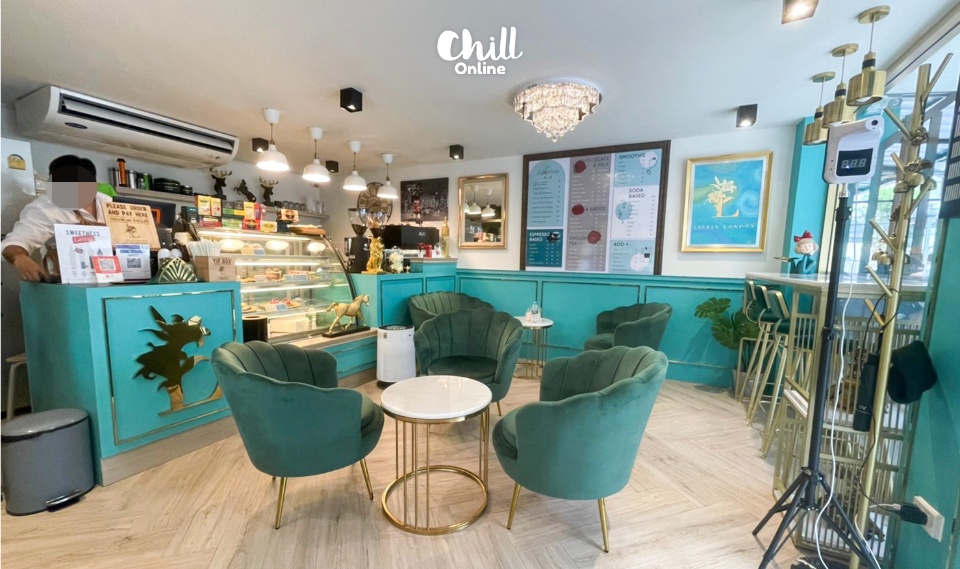 chillonofficial's tweet photo. Lilian London คาเฟ่สไตล์อังกฤษเปิดใหม่ย่านอโศก
▪️จิบชาละมุนยามบ่าย แอร์เย็นสบาย เดินทางสะดวก
▪️เมนูแนะนำ “สตรอว์เบอร์รี่ทาร์ต” กับ “บานอฟฟี่”
📍ร้านLilian London สุขุมวิท 23 ซอยประสานมิตร
🔍อ่านต่อ : https://t.co/tNsG8Z4jEA
#LILIANLONDON
#ReviewChillStyle
#อร่อยบอกต่อ https://t.co/ZJtKaTrQ9j