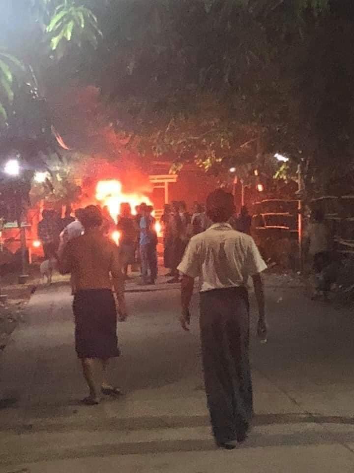 nslwin's tweet photo. South Dagon, Yangon — Mar 25 night

• 1 civilian shot dead by Terrorists ( #Myanmar security forces)

• at least 10 injured

• about 20 abducted 

#WhatsHappeningInMyanmar #MilkTeaAliance #Mar26Coup https://t.co/80bTLZSEHD