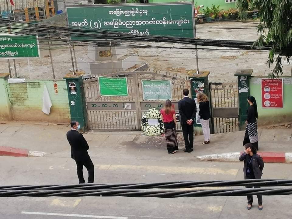 PaingPhyoeThu9's tweet photo. The @USEmbassyBurma visited the place where one of the revolution heroes(Ko Nyi Nyi) has fallen and left a wreath in remembrance of him . After a few minutes they have left, the Junta's Terrorist Group came and took the wreath.
#WhatsHappeningInMyanmar
#Mar26Coup https://t.co/7M14kkNvGD