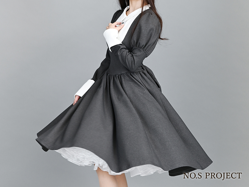 No S Project クラシックレトロワンピース チャコールグレー 大人のためのレトロで和モダンなワンピース 胸元のヨーク切り替えでデコルテを華やかに バックスタイルには技ありリボン 一枚でコーディネートが完成する 春にピッタリなワンピース