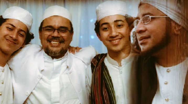 Jin_Koplok's tweet photo. YA ALLOHU YAA RABBI..

Lindungilah dan Berikan Tempat Terbaik Bagi Guru² kami..

Aamiin Yaa Mujibbas saailiin..
🤲🥺

Foto: Alhabib Rizieq Shihab bersama Kedua Putra Alhabib Munzir Almusawa.
(Sayyid Muhammad &amp; Sayyid Hasan)
Dan ..
Allohuyarhamm Alhabib Munzir Almusawa. https://t.co/5BdgrtvUzj