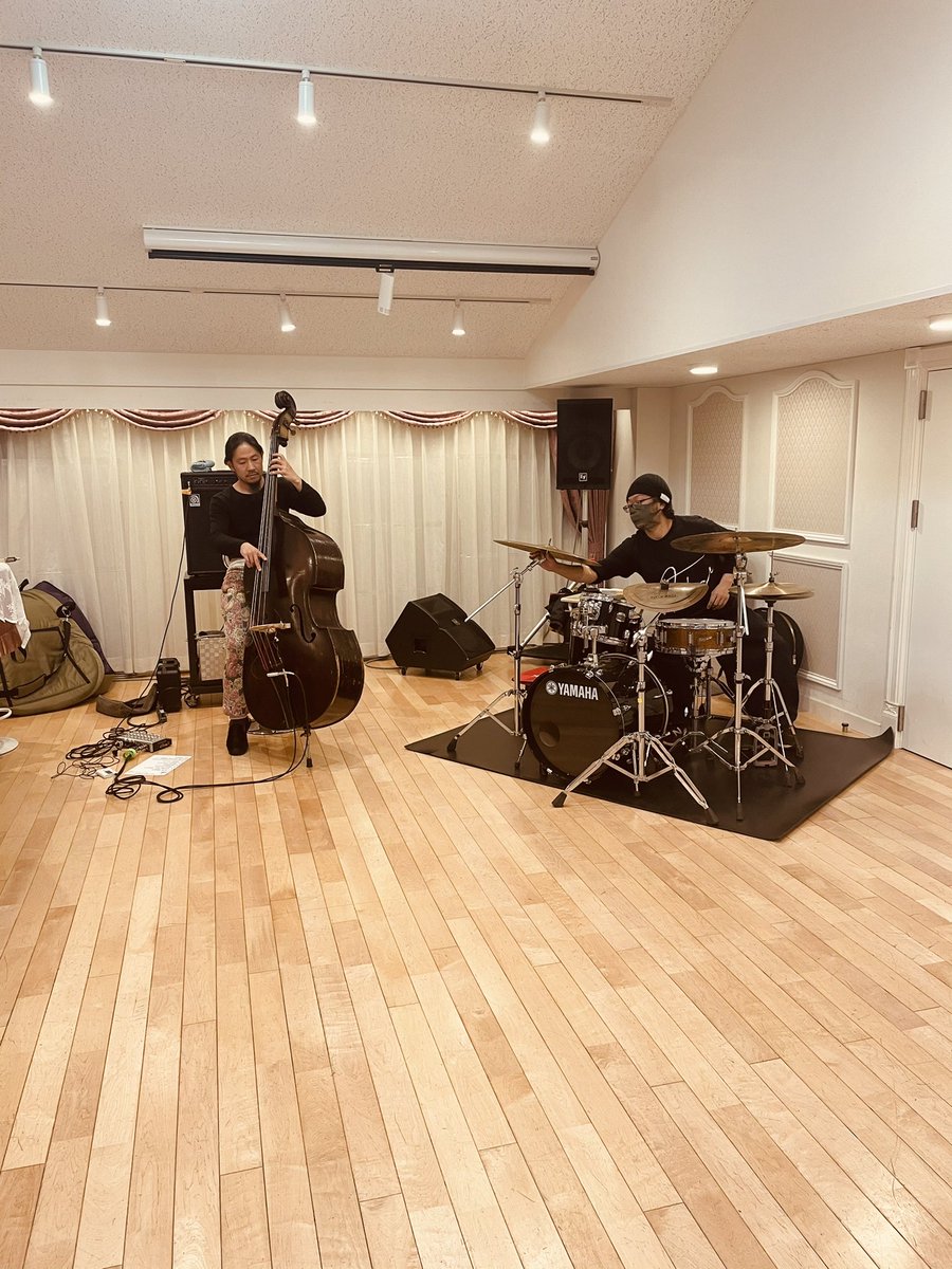 3/30のブルーノートのリハーサル。

レオパード柄が擬態してるのでわかりづらいと思いますが奥で寝ているのは社長です。