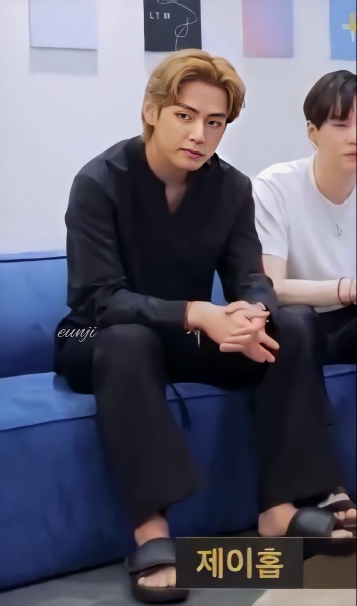 ASMARAALOKA's tweet photo. @lanetaekook Ini sih, style nya dapet banget kaya daddy-daddy. Pakai sandal kaya gitu, baju item, celana item longgar, kancing baju dibuka satu. Tatapannya beuh https://t.co/9OeDOsAbcF