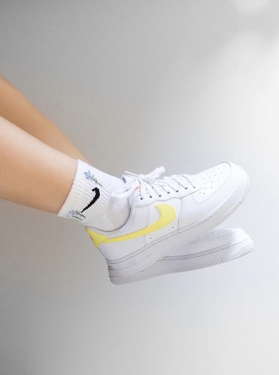 unpotedanslacom's tweet photo. Au Canada, ce studio créatif transforme vos vêtements NIKE avec des logos fleuris grâce à la broderie 🌸

Crédits : Sage Toronto https://t.co/uX4VCeOLzy