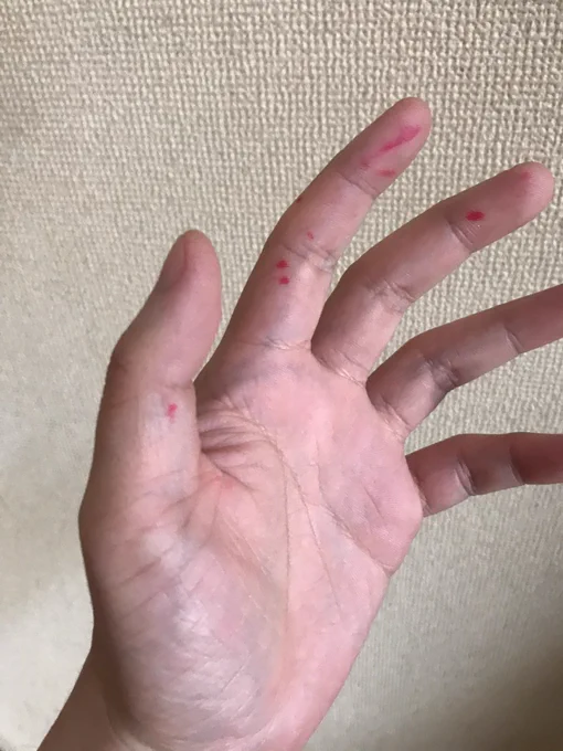 ネームの修正するときに赤ペンを使うのですが、キャップ閉めるのが下手すぎていつもこうなります。

画像は以前描いた漫画。 