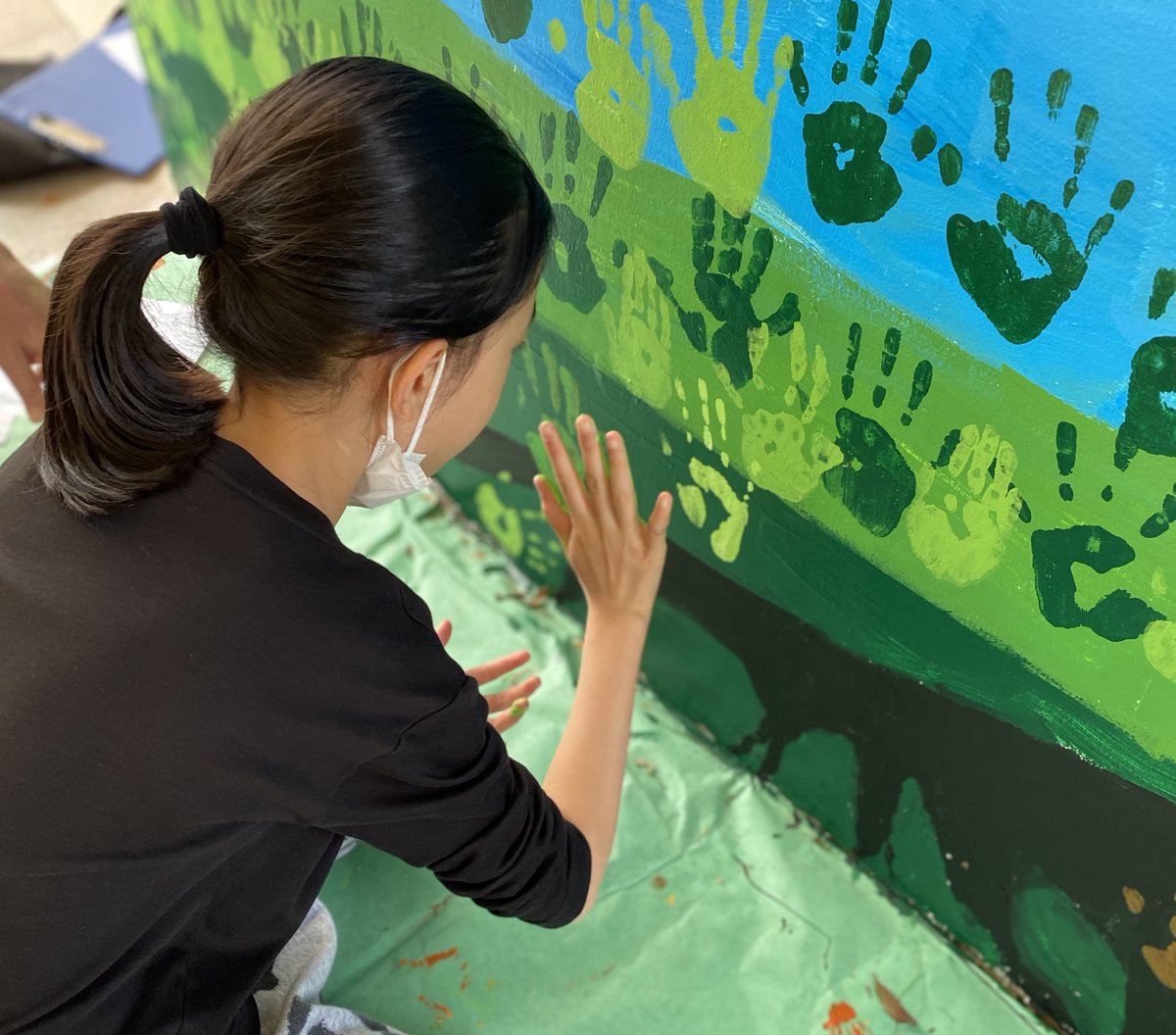 TLopukhin's tweet photo. Adding my handprint to our community mural.  We are all taking a stand against bullying by pledging to be Upstanders!  @AISGZ https://t.co/7WGHG4fuPN