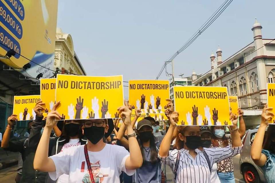 Byun_Sori6104's tweet photo. Come Back again on the streets of Yangon central downtown with our citizens!!!

#WhatsHappeningInMyanmar
#Mar26Coup https://t.co/CYBUE8a6ZD