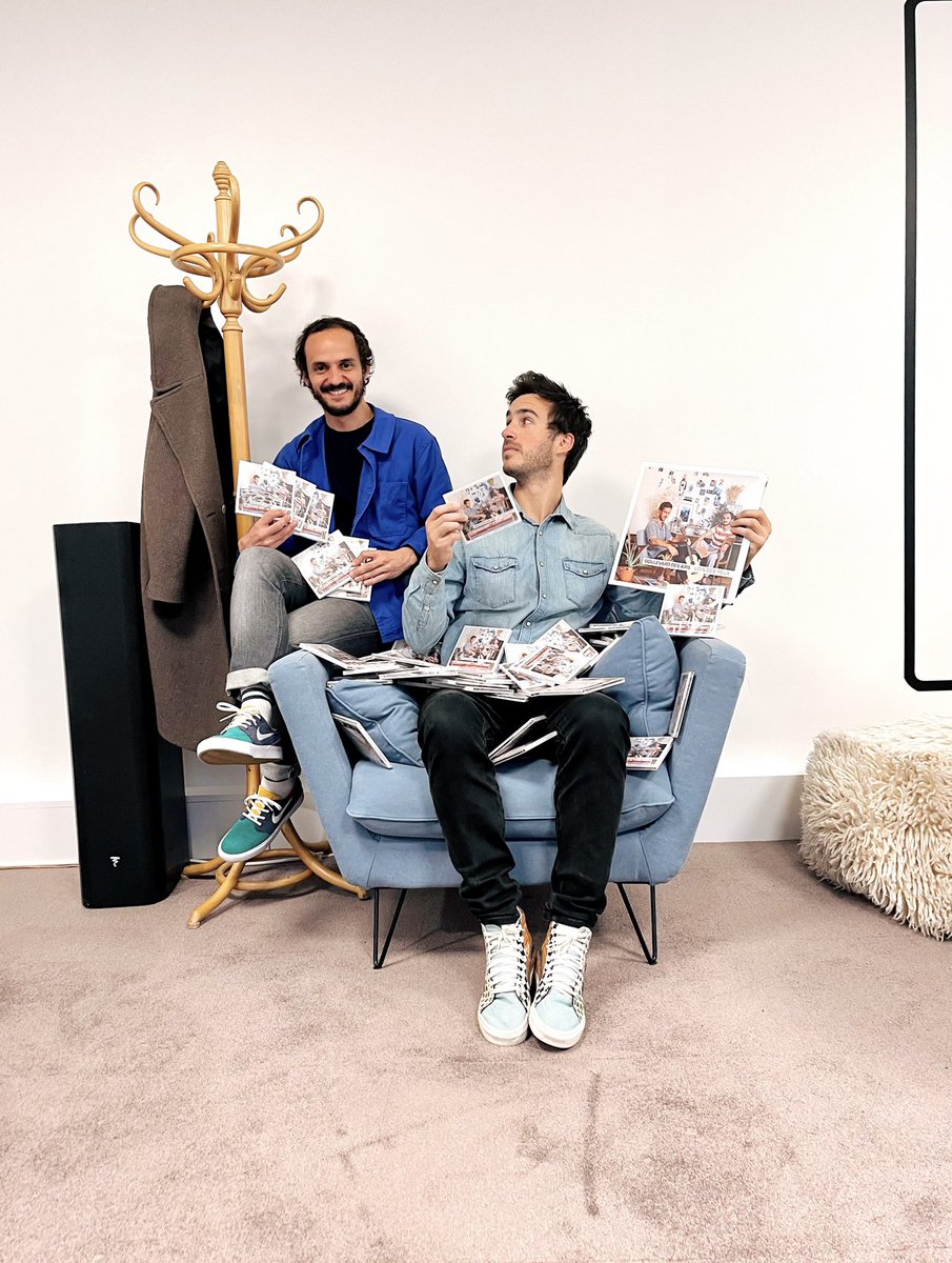 Il est là ! “Loin des yeux” est enfin disponible. 
Beaucoup de “nous” dans cet album, des anecdotes, des souvenirs, des hommages, nos amis, notre histoire ...

Tellement hâte de lire vos retours❤️