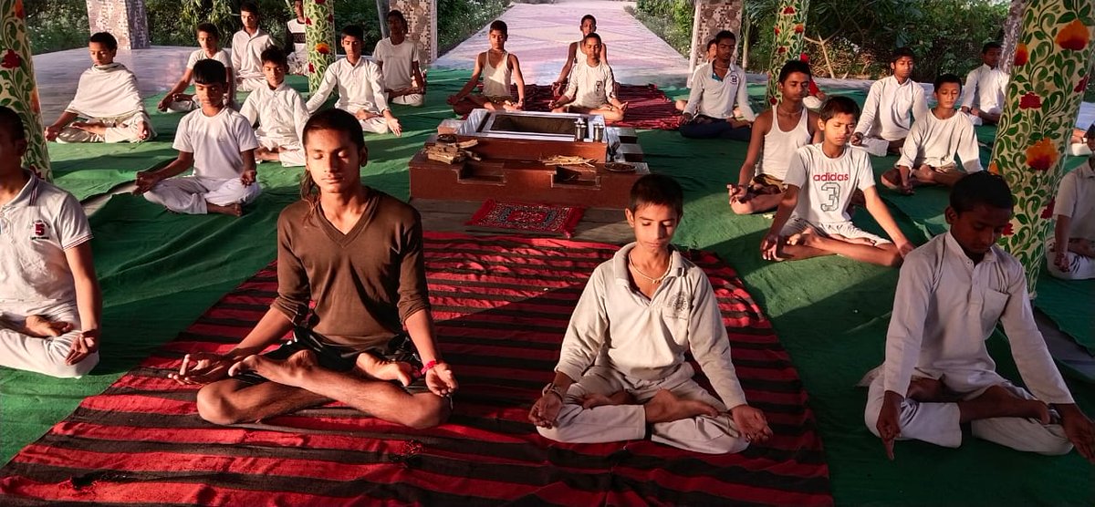 upsanskrit's tweet photo. व्यायामात् लभते स्वास्थ्यं दीर्घायुष्यं बलं सुखं।
आरोग्यं परमं भाग्यं ||

उत्तर प्रदेश संस्कृत संस्थान द्वारा संचालित निःशुल्क त्रैमासिक योग प्रशिक्षण शिविर।

केन्द्र का स्थान:-वृन्दावन

#Lucknow https://t.co/WXGZnMvpKf