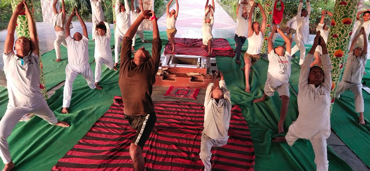 व्यायामात् लभते स्वास्थ्यं दीर्घायुष्यं बलं सुखं।
आरोग्यं परमं भाग्यं ||

उत्तर प्रदेश संस्कृत संस्थान द्वारा संचालित निःशुल्क त्रैमासिक योग प्रशिक्षण शिविर।

केन्द्र का स्थान:-वृन्दावन

#Lucknow