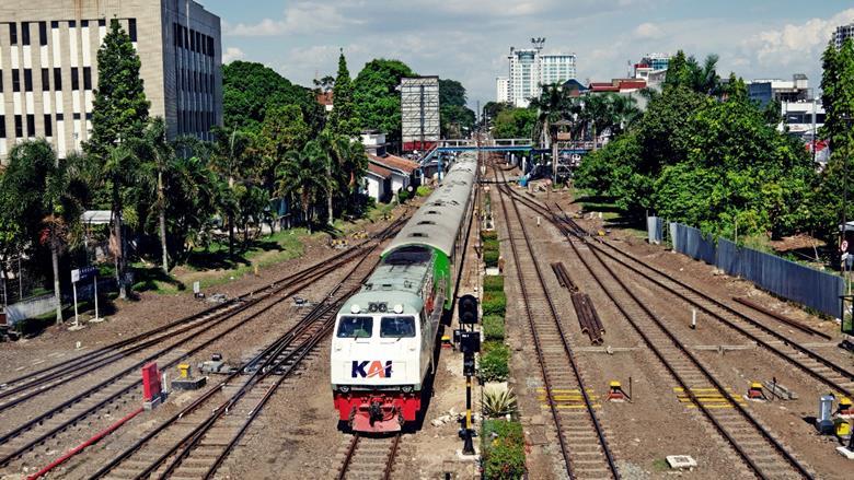 SaveATrain's tweet photo. So long so good - https://t.co/NJeUtcOKHi #infrastructure #goodindonesia #railtracking #railinaugurated #longtrain #thetrainiscoming #citytrain #kai https://t.co/dw56kFqDce